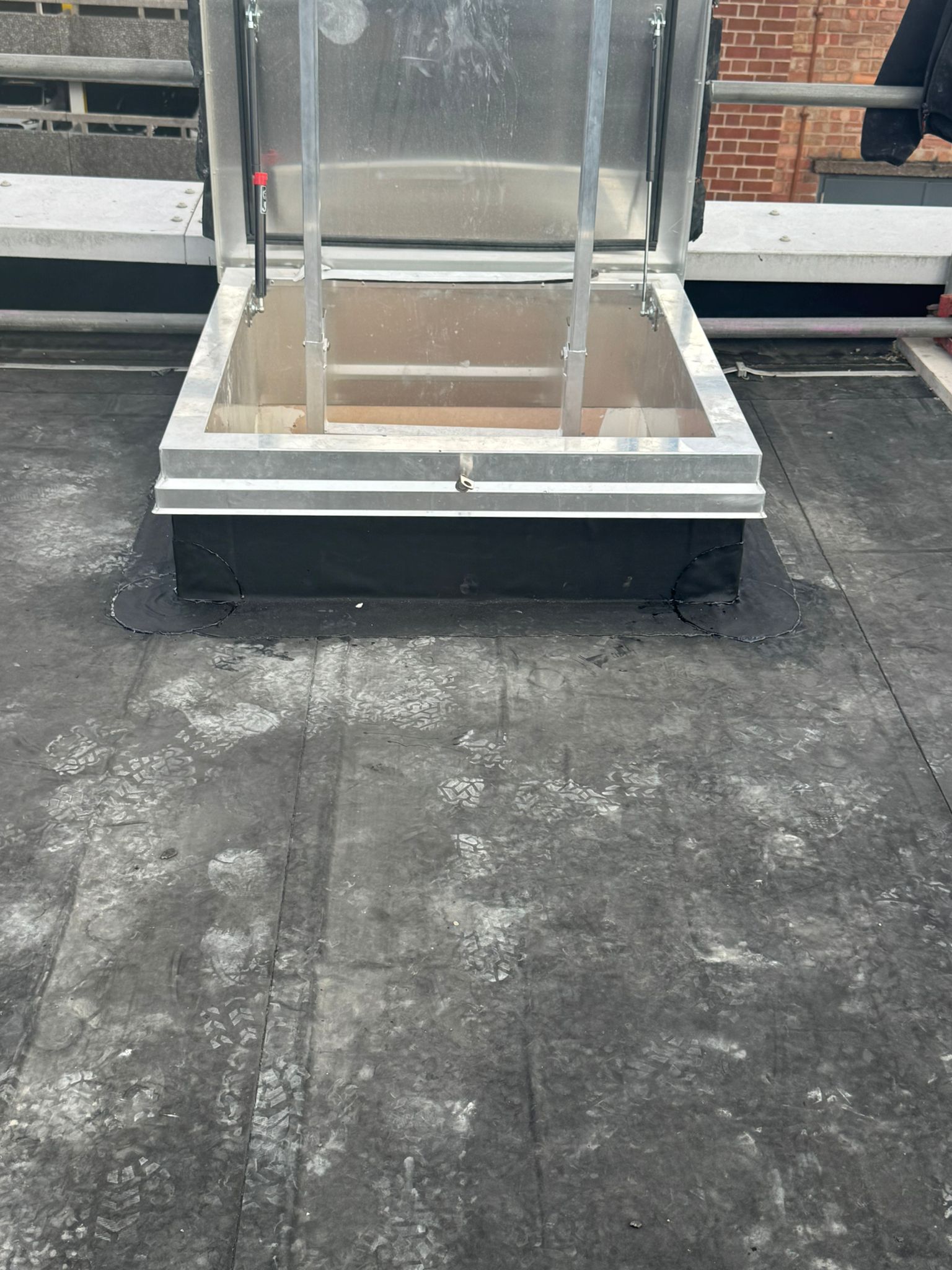 Flat roof installation